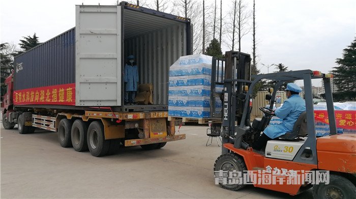 首批包裝直飲水裝車發(fā)運。孫啟攝.jpg