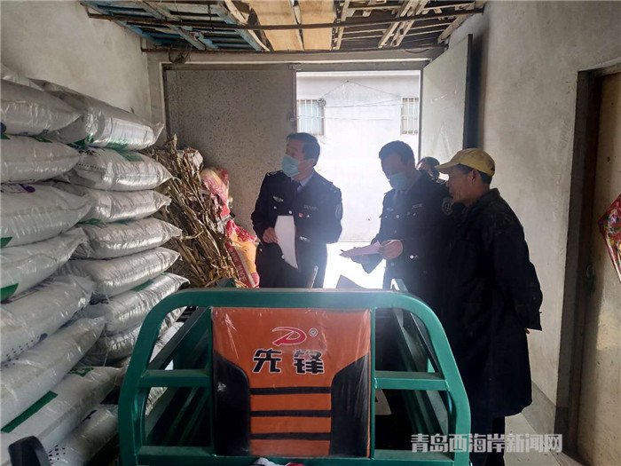 圖為西海岸新區(qū)農(nóng)業(yè)綜合行政執(zhí)法大隊執(zhí)法隊員在檢查肥料經(jīng)營情況。.jpg